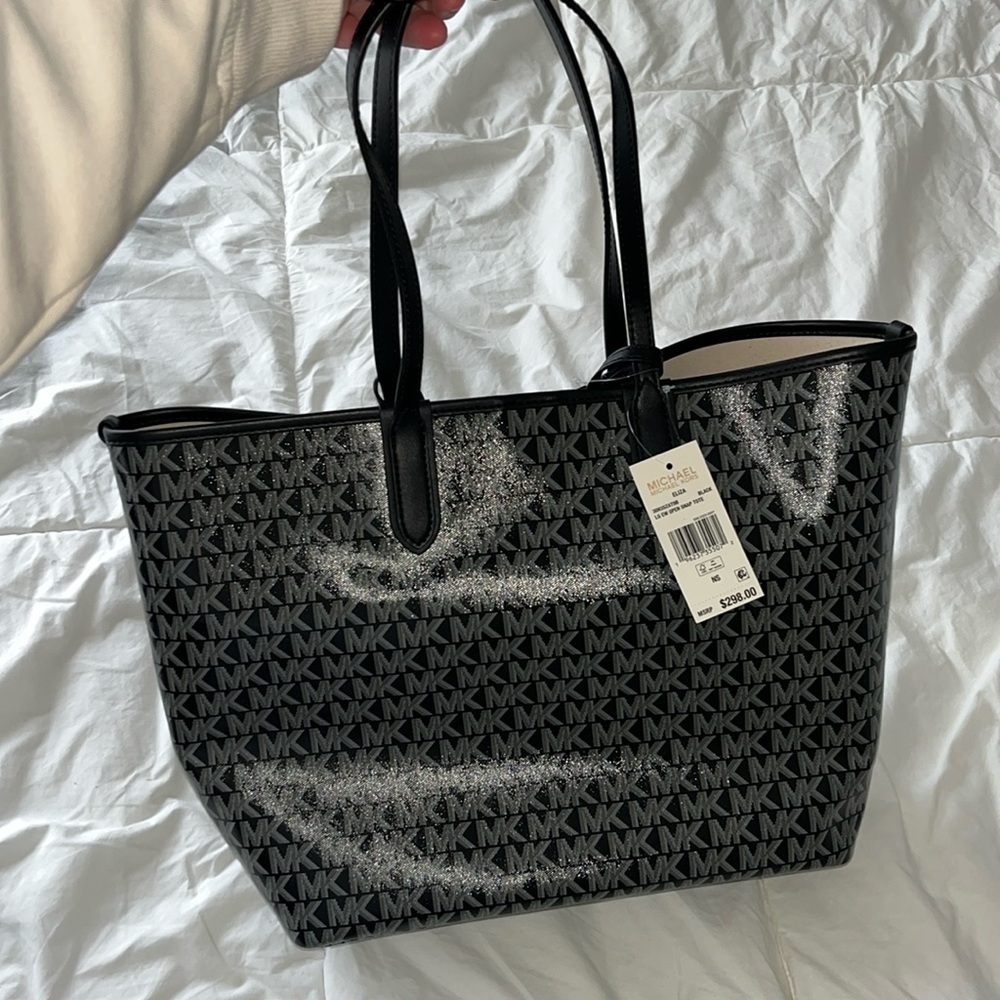 Michael Michael Kors Eliza Large East West
Open Tote with Wallet